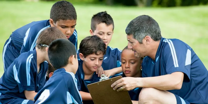 category-800×400-coaching Football coach working with kids